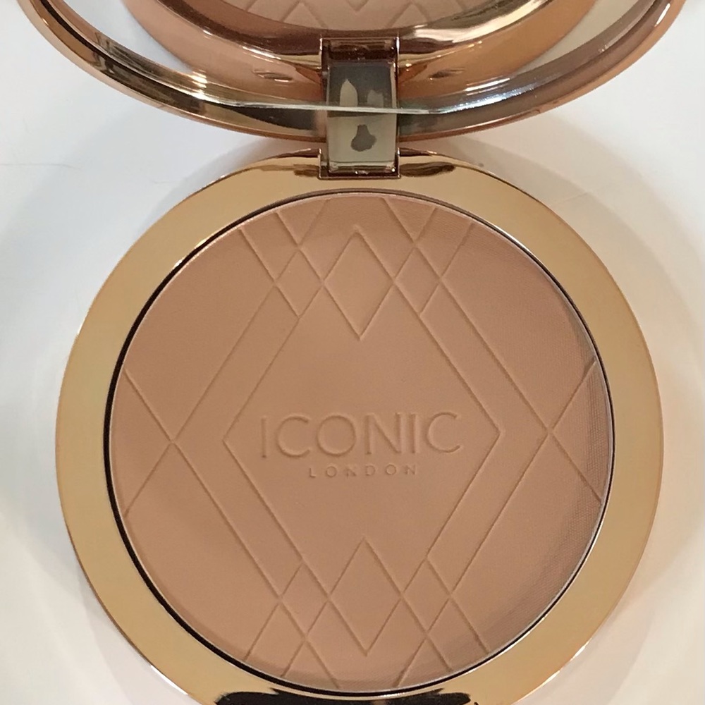 Iconic London Bronzing Powder Light Bronze